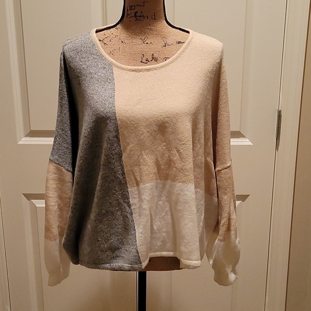 NWT Woman's dolman style color block sweater. Super cozy material,